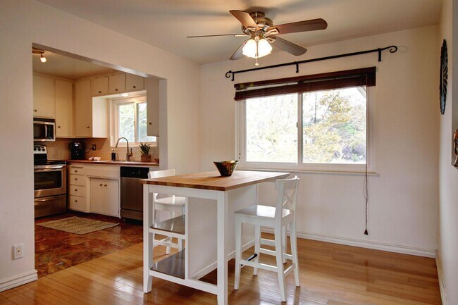 Foto del edificio - 2 Bed / 2 Bath Condo Uptown Santa Barbara - Hardwood floors + Private laundry!