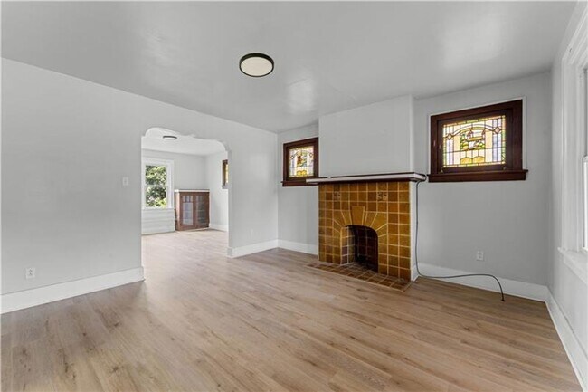 Foto del edificio - Spacious 4 Bedroom, 1 Bath Home in Crafton...
