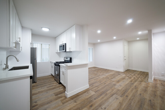 Building Photo - Shiny and NEW! Newly Reno'd 940 Sqft 2 Bed...