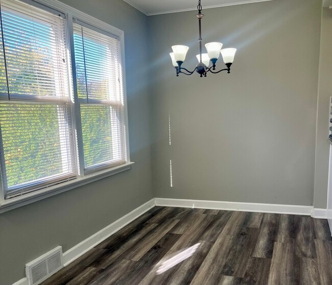 Building Photo - 805 S Norbury Ave