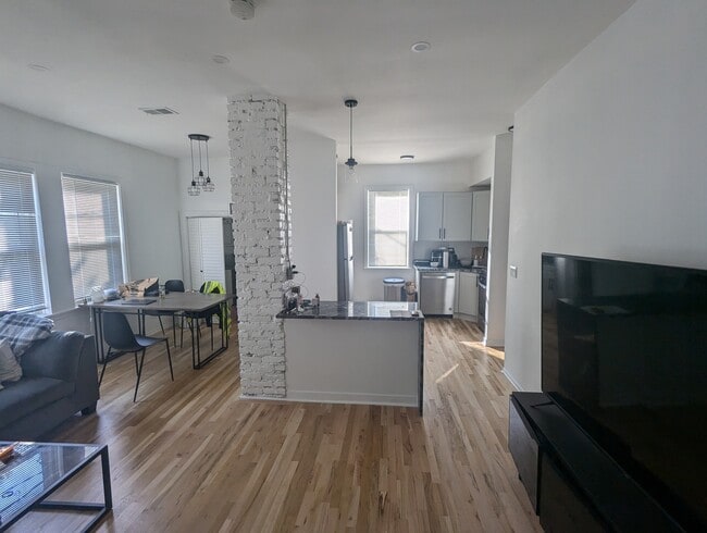 Foto del edificio - 2470 N Clybourn Ave