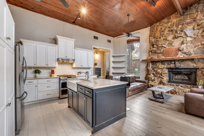 Building Photo - 9026 San Leandro Dr