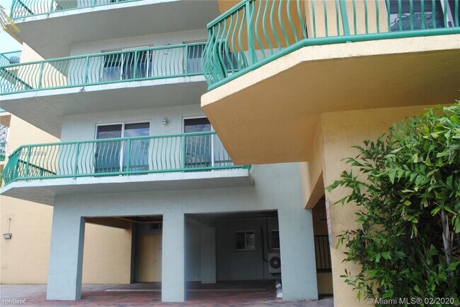 Building Photo - 1 br, 1.5 bath  - 1918 Brickell Ave