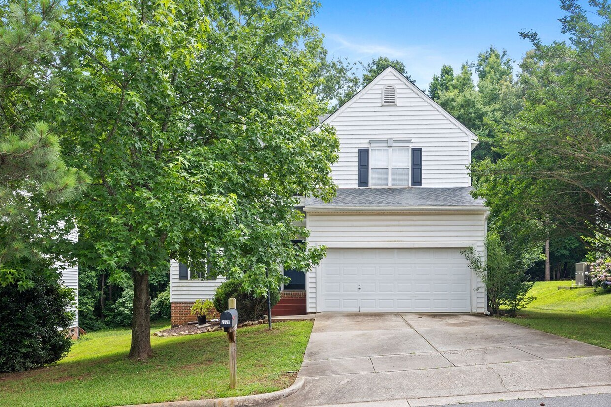 Foto principal - Spacious 3-Bed / 2.5-Bath Home in Southwes...