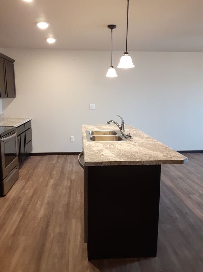 Building Photo - Modern Comfort: Discover Our 1-Bedroom Apartment Gem