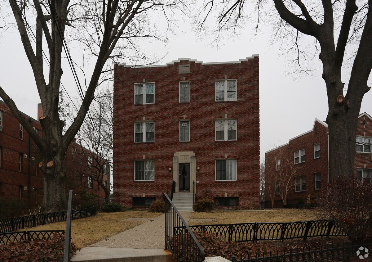 Foto del edificio - 1323-1325 Fort Stevens Dr NW