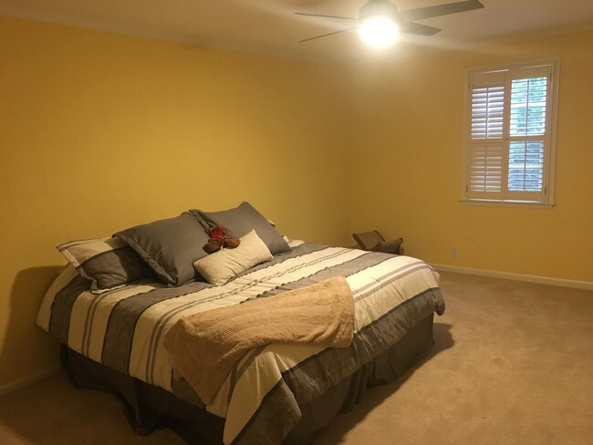 Habitación para alquiler. Más mobiliario puede agregar. - 4400 Belmont Park Terrace