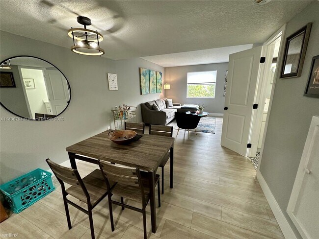 Building Photo - 2 br, 1.5 bath Condo - 4600 SW 67th Ave Ap...