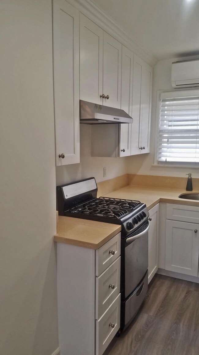 Building Photo - 15158 Dickens St