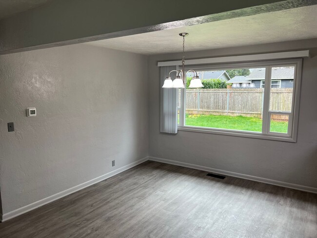 Building Photo - Fully Remodeled Three Bedroom Home in Sout...