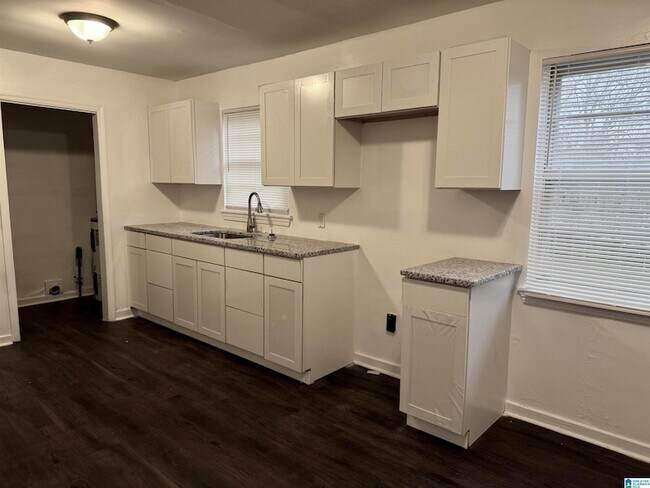 Foto del edificio - 7823 Rugby Ave