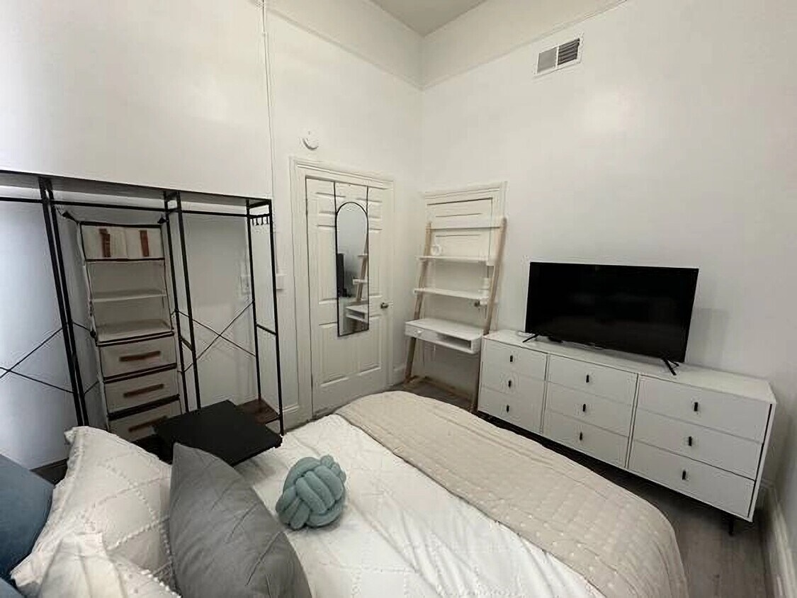 Primary Photo - 305 5th Ave