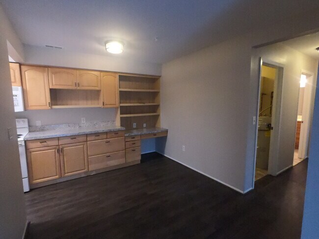 Built-in desk - 7815 Manor Cir
