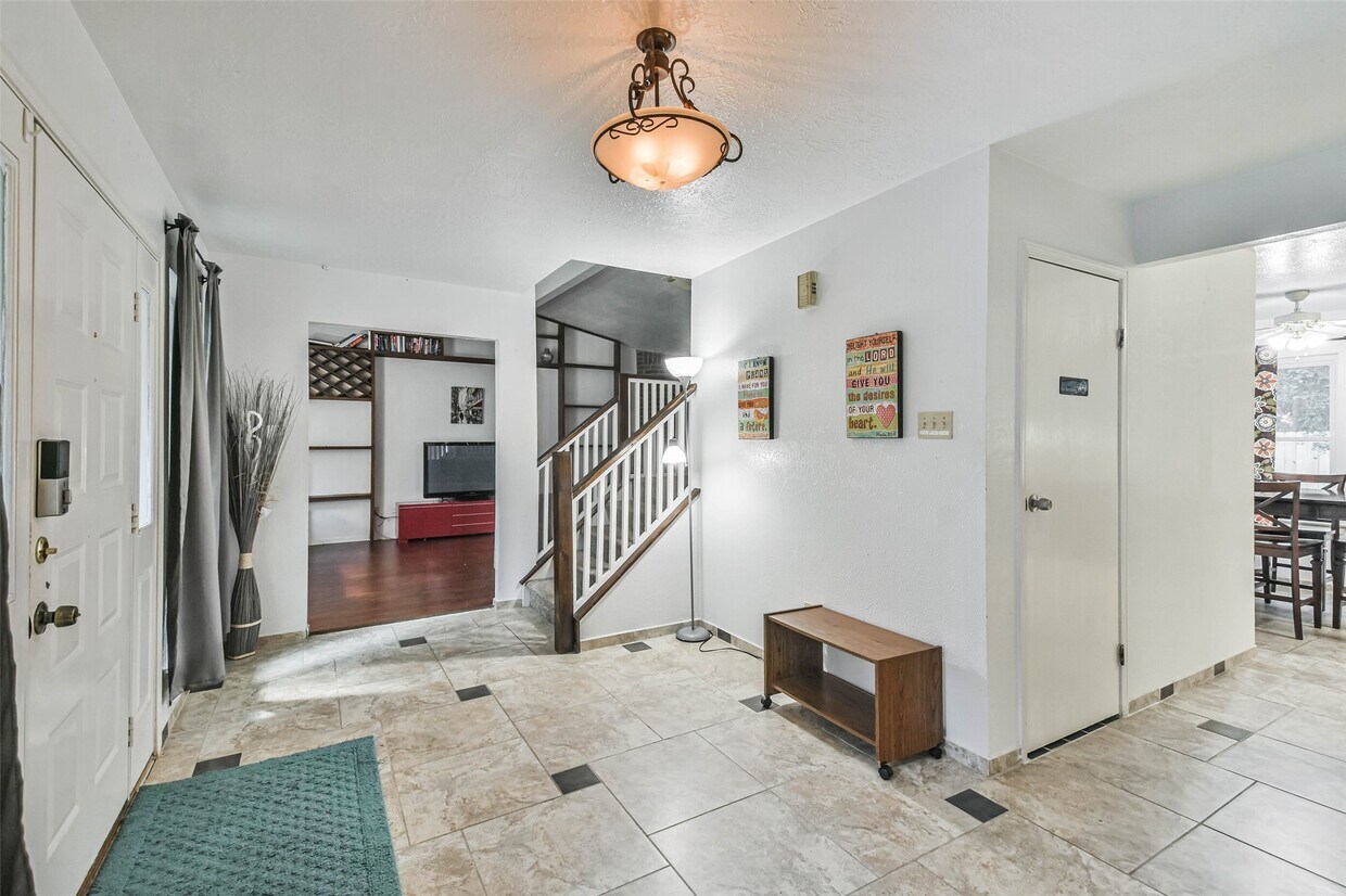 Primary Photo - 12 Coralberry Rd