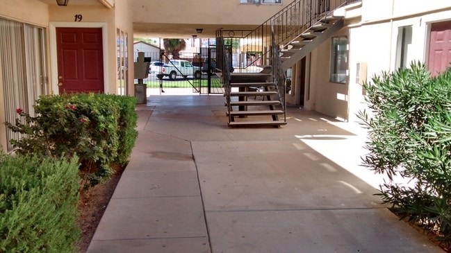 Building Photo - Western Apartments
