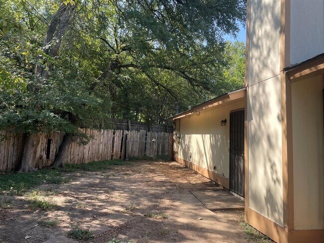 Foto del edificio - 5903 Harwill Cir