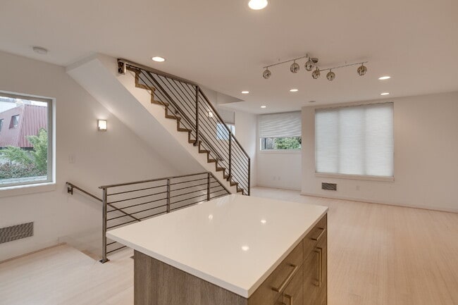 Building Photo - Modern Ballard 3 bedroom townhome for rent!