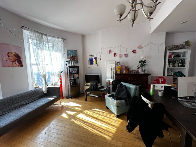 Building Photo - 3501 Rue University