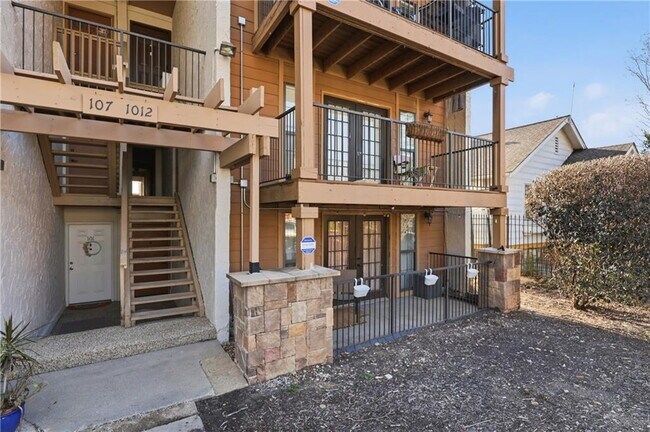 Foto del edificio - UPDATED 2BR/2BA WEST PLAZA CONDO