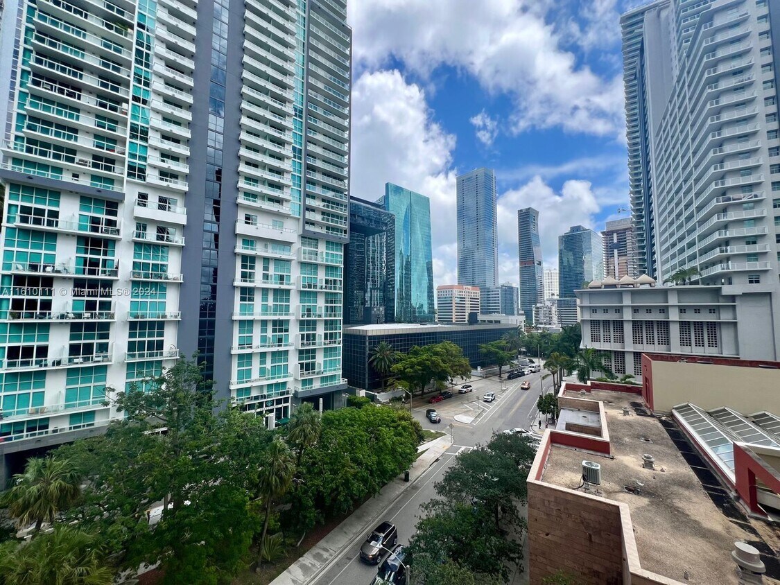 Primary Photo - 1100S S Miami Ave