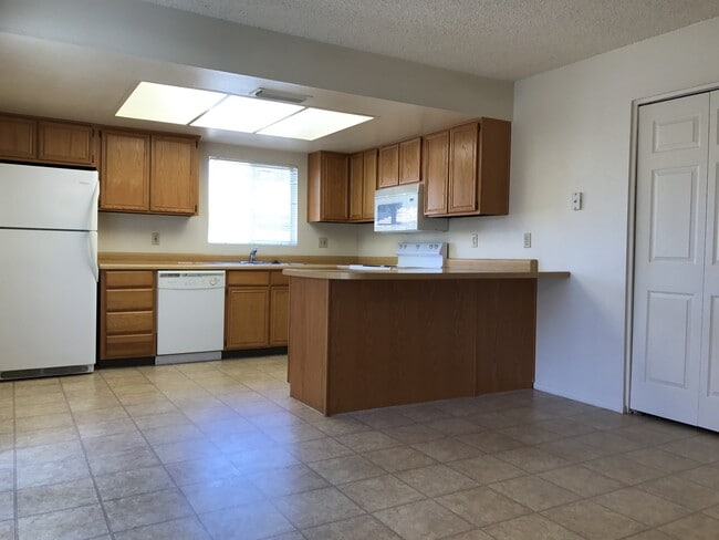 Building Photo - 3 Bed & 2 Bath Single Story House w/Commun...