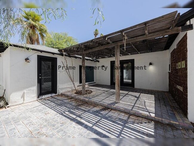 Building Photo - 1429 E Palm Ln