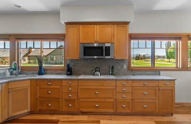 Building Photo - Stunning 4-bedroom/2-bath with pristine Mt...