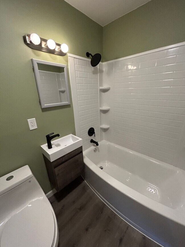 239 NE Lincoln St Unit 1, Hillsboro, OR 97124 Room for Rent in