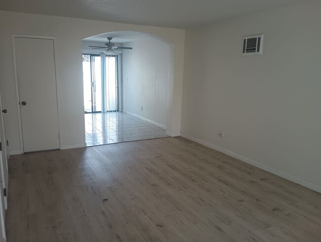 Building Photo - 2BR/1.5BA Condo in the heart of Oceanside