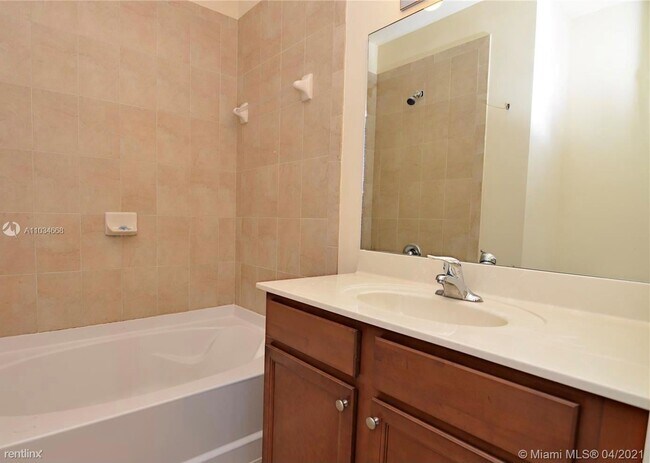 Foto del edificio - 2 br, 2 bath Condo - 8960 NW 97th Ave Apt 205