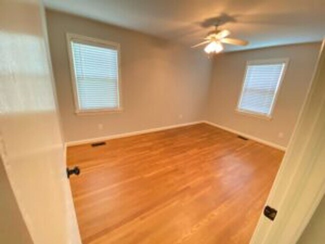 Building Photo - Student Housing in South Rosewood!