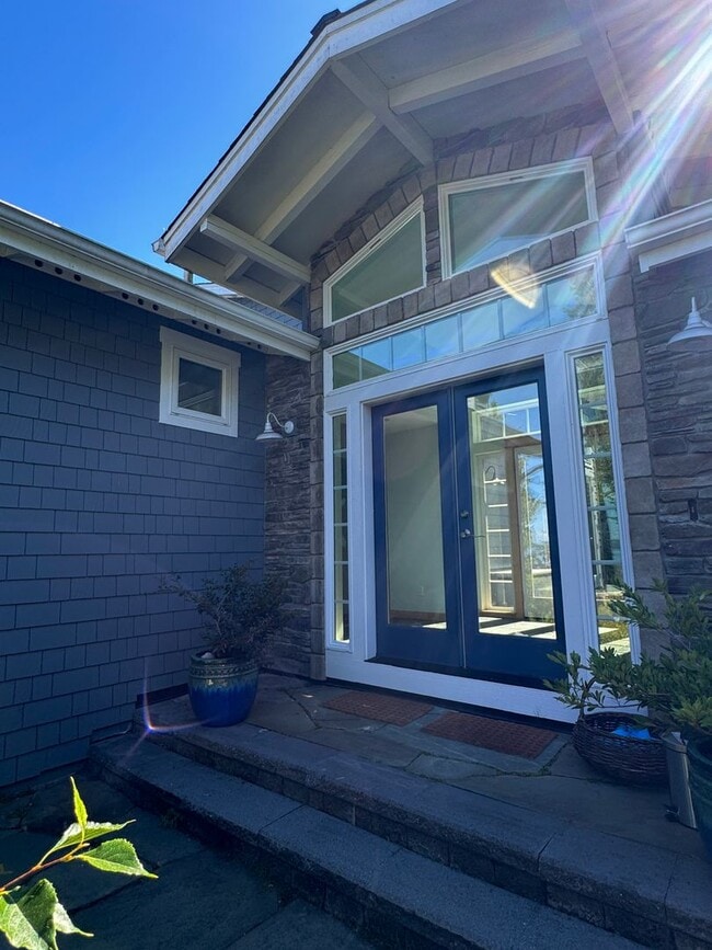 Building Photo - This gorgeous Bainbridge home is available starting mid July