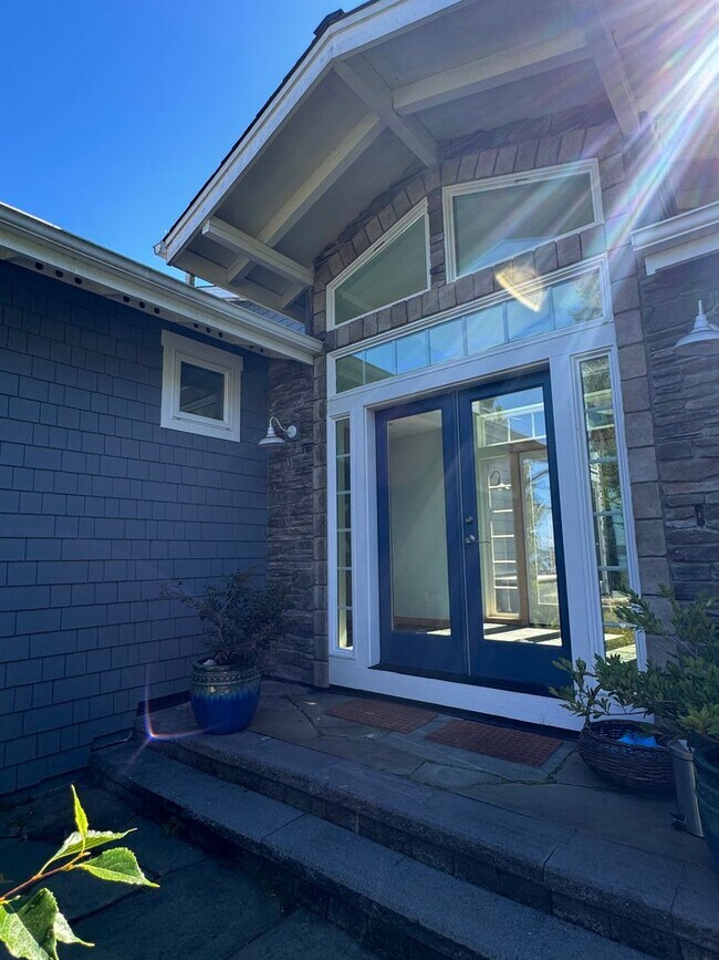 Foto del edificio - This gorgeous Bainbridge home is now avail...
