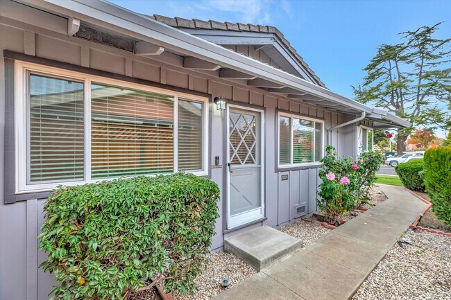 Foto del edificio - Duplex with 1.5 Bath and One Car Garage