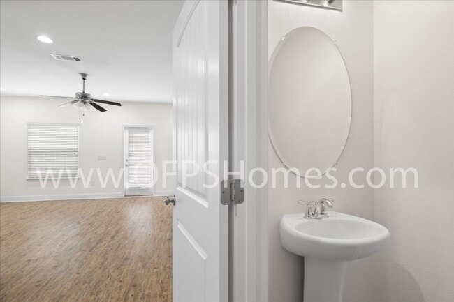 Building Photo - South Crestview Townhouse Available January 19th!