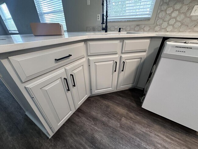 Foto del edificio - 8722 Village Green Blvd