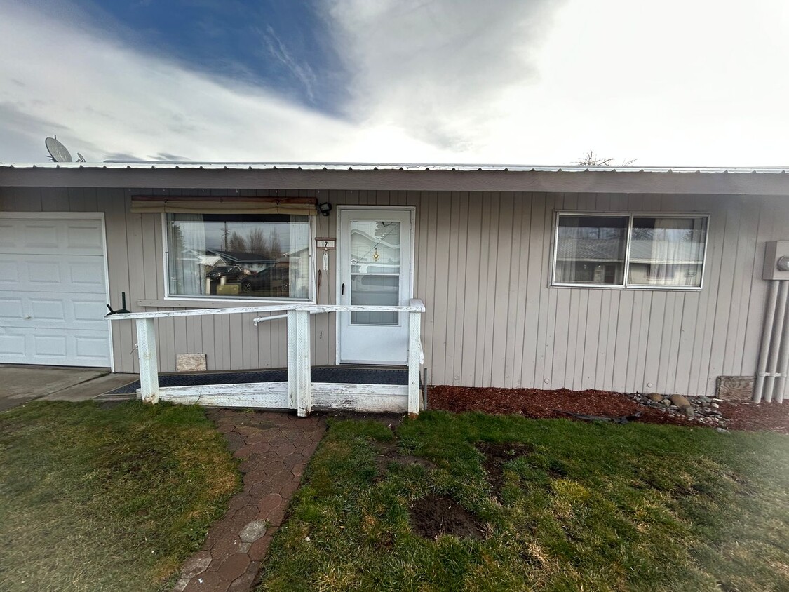 Primary Photo - N. Columbus Ave Duplex - Krause