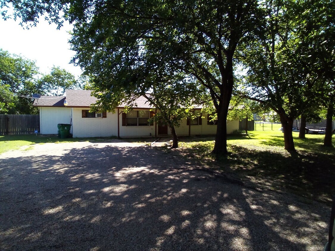Foto del edificio - Charming 4 bed 2 bath home in Lampasas com...