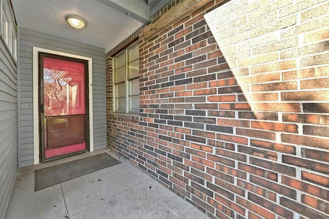Building Photo - 810 S Center St