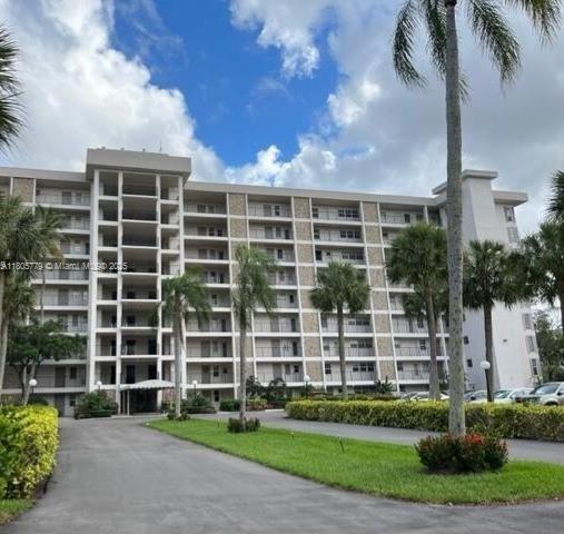 Foto principal - 3150 N Palm Aire Dr