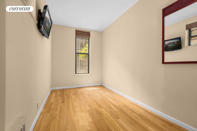 Building Photo - 132 W 71st St