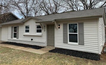 Building Photo - 632 Livingston Dr