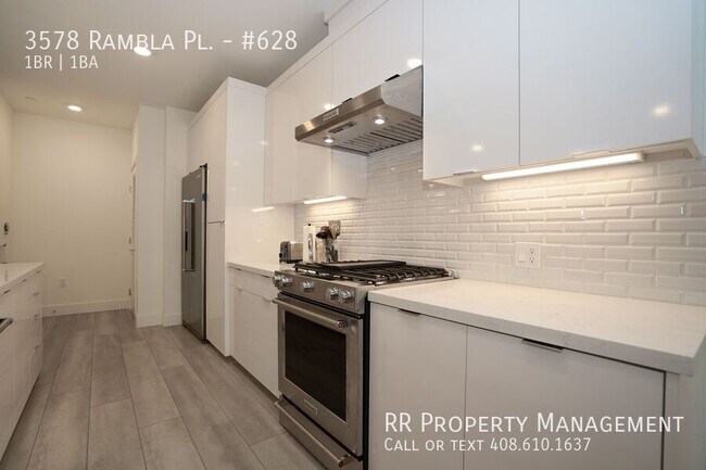 Building Photo - Luxury Condo in Excellent Central Location!