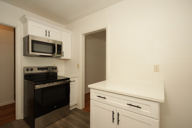Foto del edificio - Beautiful, updated half duplex