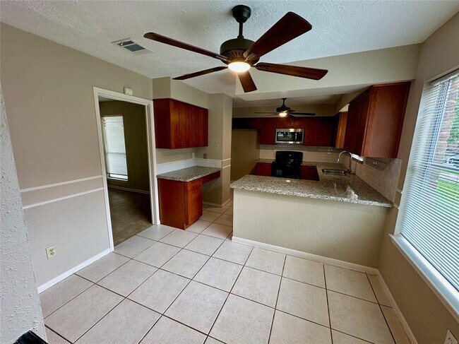 Building Photo - 2711 Colony Dr