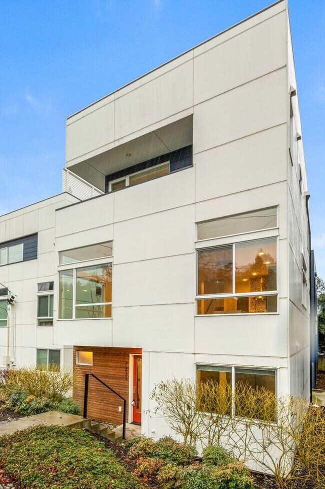 Foto del edificio - Fresh, Air-Conditioned Standalone Townhome in Coveted Lincoln Park