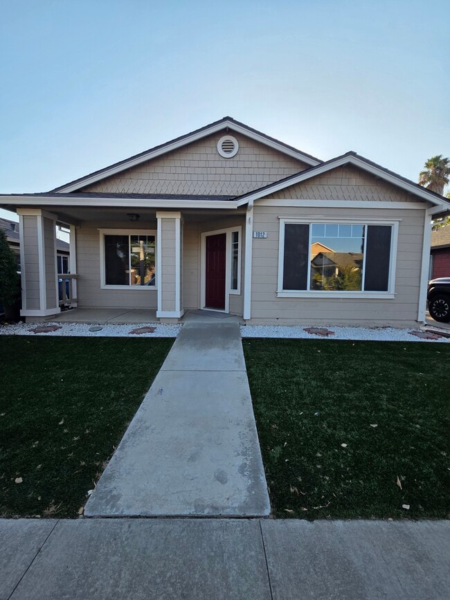 Building Photo - 1012 Farnham Ave