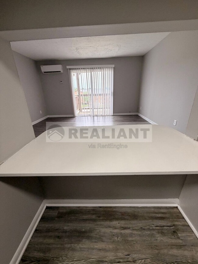 Building Photo - 2082 Fairmont Ct