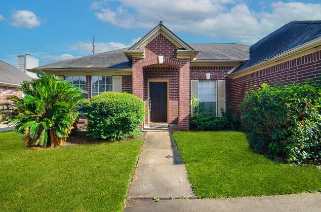Foto del edificio - 20430 Drakewood Dr