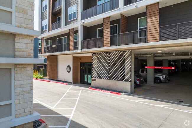 Entrada - Lakeshore Pearl 2
